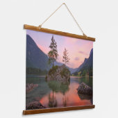 Sonnenuntergang mit Bäumen, Felsen und Bergen Wandteppich Mit Holzrahmen (Gewinkelt)