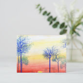 Sonnenuntergang mit blauen Bäumen Postkarte (Stehend Vorderseite)