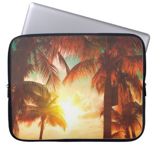 Sonnenuntergang mit Palmen und schönem Himmel Laptopschutzhülle