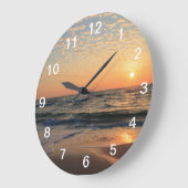 Sonnenuntergang, Strand und Wolken Große Wanduhr (Winkel)