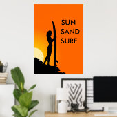 Sonnenuntergang Surfer Girl mit Surfbrett, Sonne,  Poster (Heimbüro)