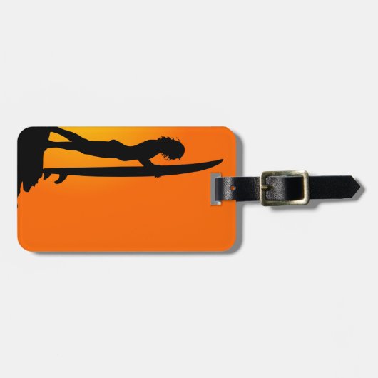 Sonnenuntergang-Surfer-Mädchen mit Surfbrett Gepäckanhänger (Vorderseite horizontal)