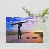 Sonnenuntergang-Surfer-Sand und Wolken Einladung (Stehend Vorderseite)