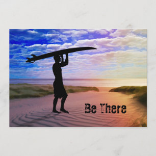 Sonnenuntergang-Surfer-Sand und Wolken Einladung