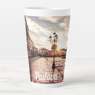 Sonnenuntergang über dem Platz in Padova in Italie Milchtasse