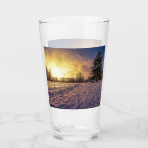 Sonnenuntergang über dem schneebedeckten Winterpar Glas