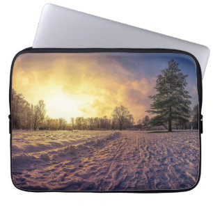Sonnenuntergang über dem schneebedeckten Winterpar Laptopschutzhülle