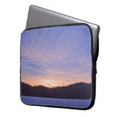 Sonnenuntergang über dem schneebedeckten Wintersee Laptopschutzhülle (Vorderseite Links)