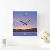 Sonnenuntergang über dem schneebedeckten Wintersee Quadratische Wanduhr (Zuhause)