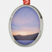 Sonnenuntergang über dem schneebedeckten Wintersee Silbernes Ornament (Links)