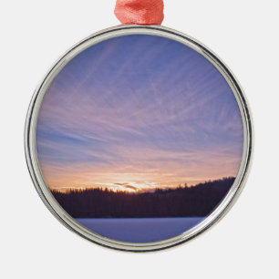 Sonnenuntergang über dem schneebedeckten Wintersee Silbernes Ornament
