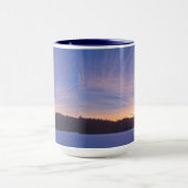 Sonnenuntergang über dem schneebedeckten Wintersee Tasse (Zentrum)