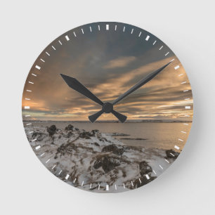 Sonnenuntergang über dem See Myvatn, Island Runde Wanduhr
