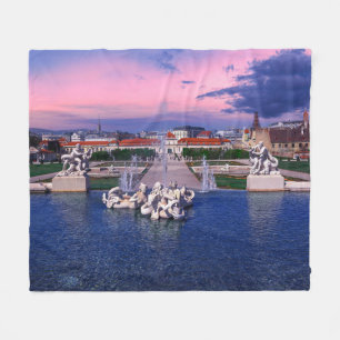 Sonnenuntergang über dem Springbrunnen in Wien Fleecedecke