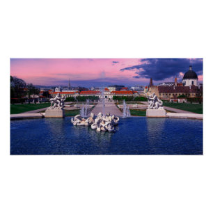 Sonnenuntergang über dem Springbrunnen in Wien Poster