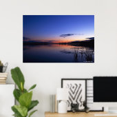Sonnenuntergang über dem Wabamun-See mit Gras Poster (Heimbüro)