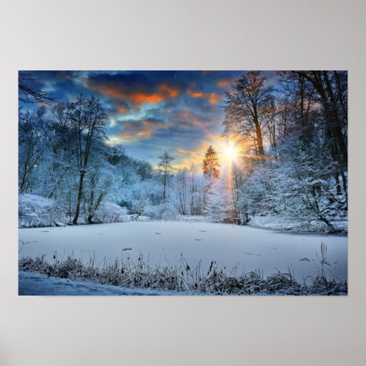 Sonnenuntergang über dem Winterwaldsee Poster (Vorne)