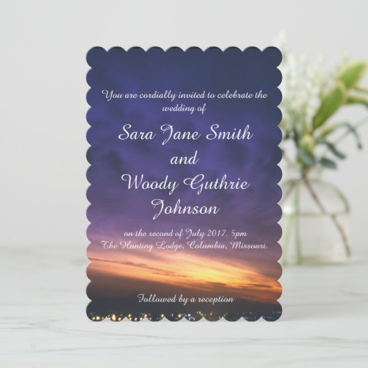 Sonnenuntergang über den Wüstenhochzeiten Einladung (Stehend Vorderseite)