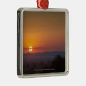 Sonnenuntergang über der afrikanischen Landschaft Ornament Aus Metall (Rechts)