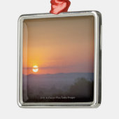 Sonnenuntergang über der afrikanischen Landschaft Ornament Aus Metall (Links)