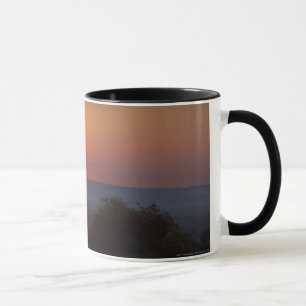 Sonnenuntergang über der afrikanischen Landschaft Tasse