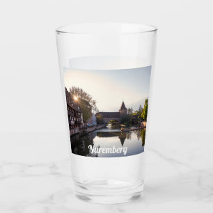 Sonnenuntergang über der alten mittelalterlichen B Glas