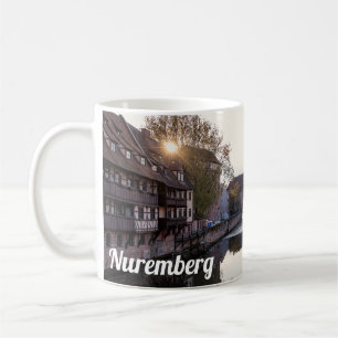 Sonnenuntergang über der alten mittelalterlichen B Kaffeetasse