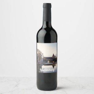 Sonnenuntergang über der alten mittelalterlichen B Weinetikett