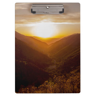 Sonnenuntergang über der Berglandschaft Klemmbrett