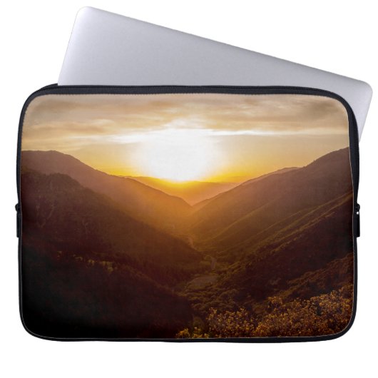 Sonnenuntergang über der Berglandschaft Laptopschutzhülle (Vorderseite)