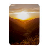 Sonnenuntergang über der Berglandschaft Magnet (Vertikal)