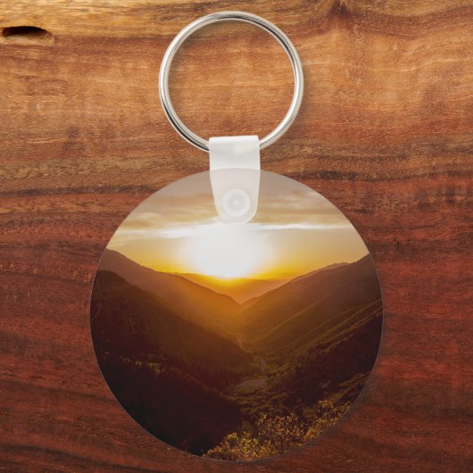 Sonnenuntergang über der Berglandschaft Schlüsselanhänger (Rückseite)