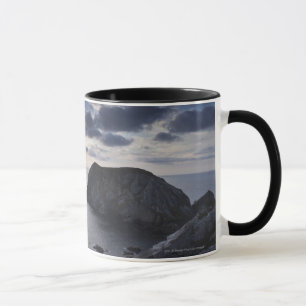 Sonnenuntergang über der irischen Küstenlinie Tasse