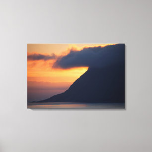 Sonnenuntergang über der Küstenlinie von Alesund Leinwanddruck