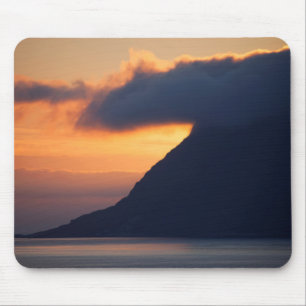Sonnenuntergang über der Küstenlinie von Alesund Mousepad