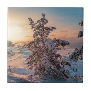 Sonnenuntergang über der schneebedeckten Küste Fliese