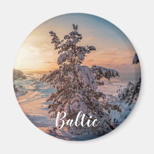 Sonnenuntergang über der schneebedeckten Küste Magnet