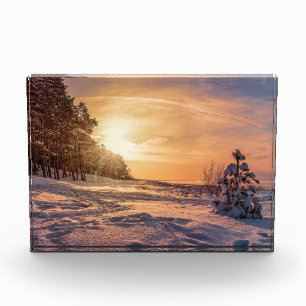 Sonnenuntergang über der schneebedeckten Winterküs Fotoblock