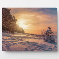 Sonnenuntergang über der schneebedeckten Winterküs