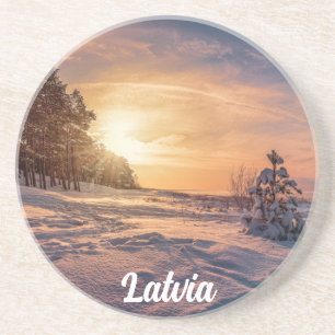 Sonnenuntergang über der schneebedeckten Winterküs Getränkeuntersetzer