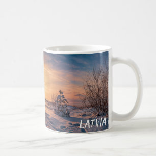 Sonnenuntergang über der schneebedeckten Winterküs Kaffeetasse