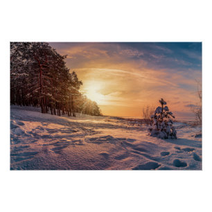 Sonnenuntergang über der schneebedeckten Winterküs Poster