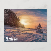 Sonnenuntergang über der schneebedeckten Winterküs