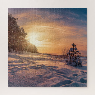Sonnenuntergang über der schneebedeckten Winterküs Puzzle