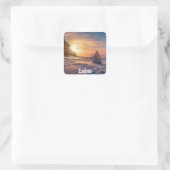 Sonnenuntergang über der schneebedeckten Winterküs Quadratischer Aufkleber (Tasche)