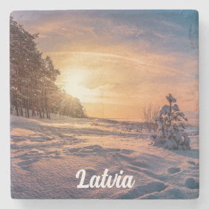 Sonnenuntergang über der schneebedeckten Winterküs Steinuntersetzer