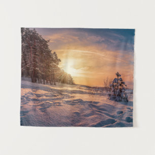 Sonnenuntergang über der schneebedeckten Winterküs Wandteppich