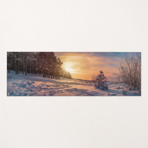Sonnenuntergang über der schneebedeckten Winterküs Yogamatte
