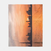 Sonnenuntergang über der Stadt am Meer - Aquarell Fleecedecke (Vorderseite)