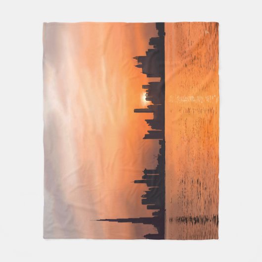Sonnenuntergang über der Stadt am Meer - Aquarell Fleecedecke (Vorderseite)